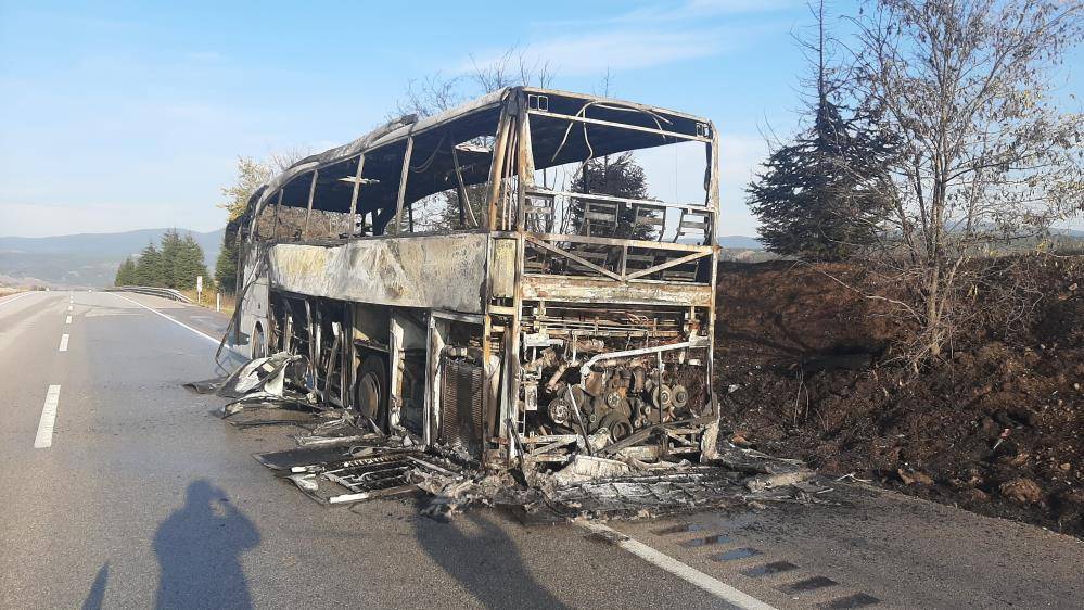 Yolcu otobüsü cayır cayır yandı! 30 yolcuyu şoförün dikkati kurtardı 7